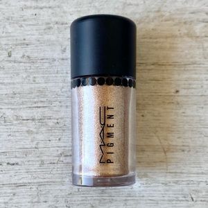 MAC Pigment in English Gilt